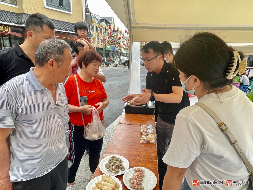 参展商家正在为市民介绍药膳的功效及做法。