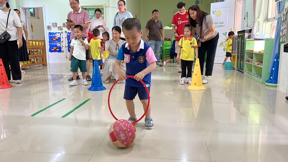 家长和孩子们都沉浸在趣味竞技中，通过游园闯关游戏，萌发运动热情，享受亲子时光。